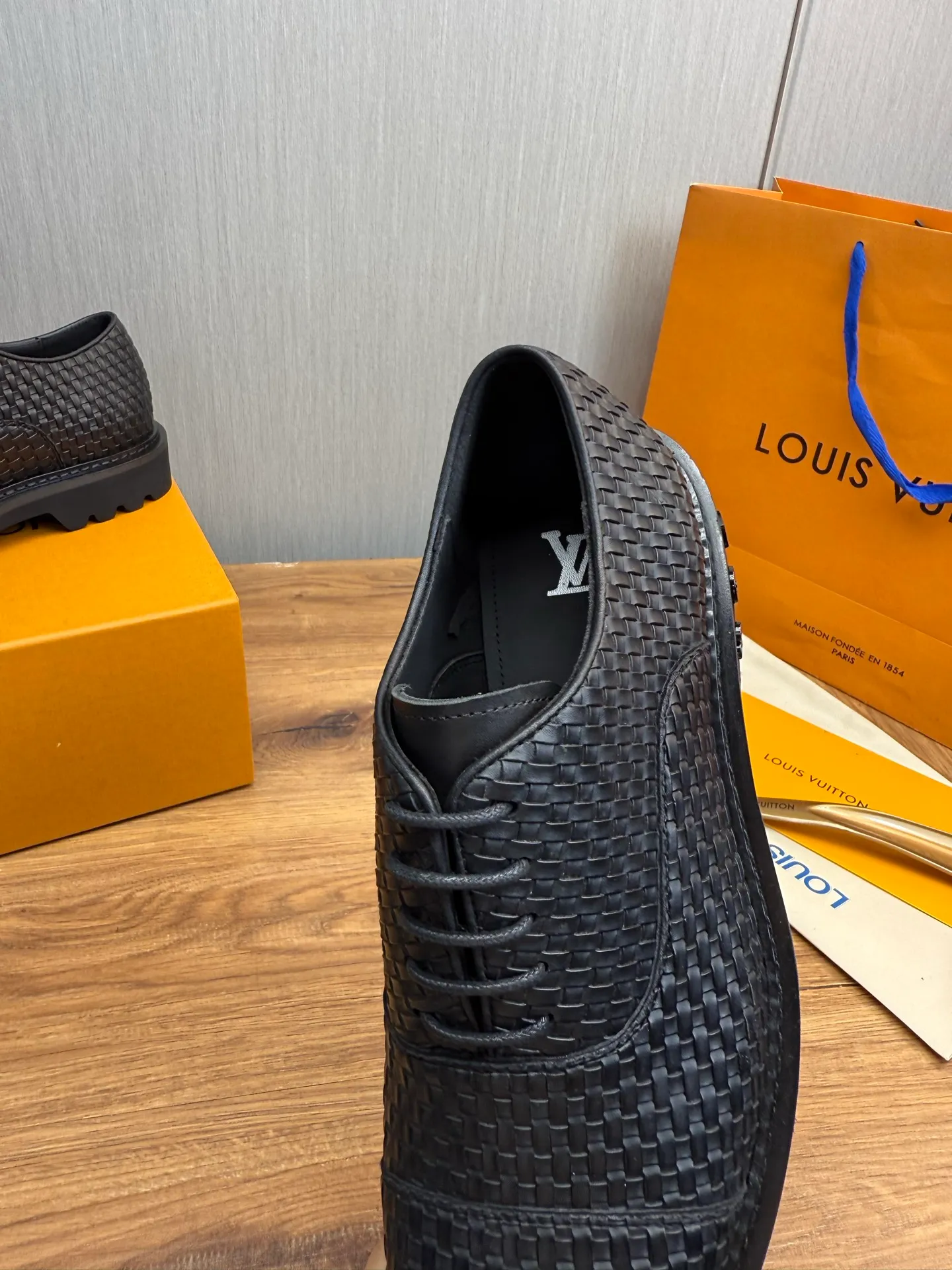 Men's shoes 💰900💰 LV. Men's casual lace-up leather shoes, the latest hot style 🔥 1:1 original purchase quality, top quality goods ⬆️The upper is imported open-edge beaded cowhide, cowhide, and cow suede. The hand-made three-dimensional stitching highlights the round toe design. The inner foot pads are all imported cowhide, with the original wear-resistant foam outsole, matching code 39-44, (38, 45 custom-made, non-refundable)